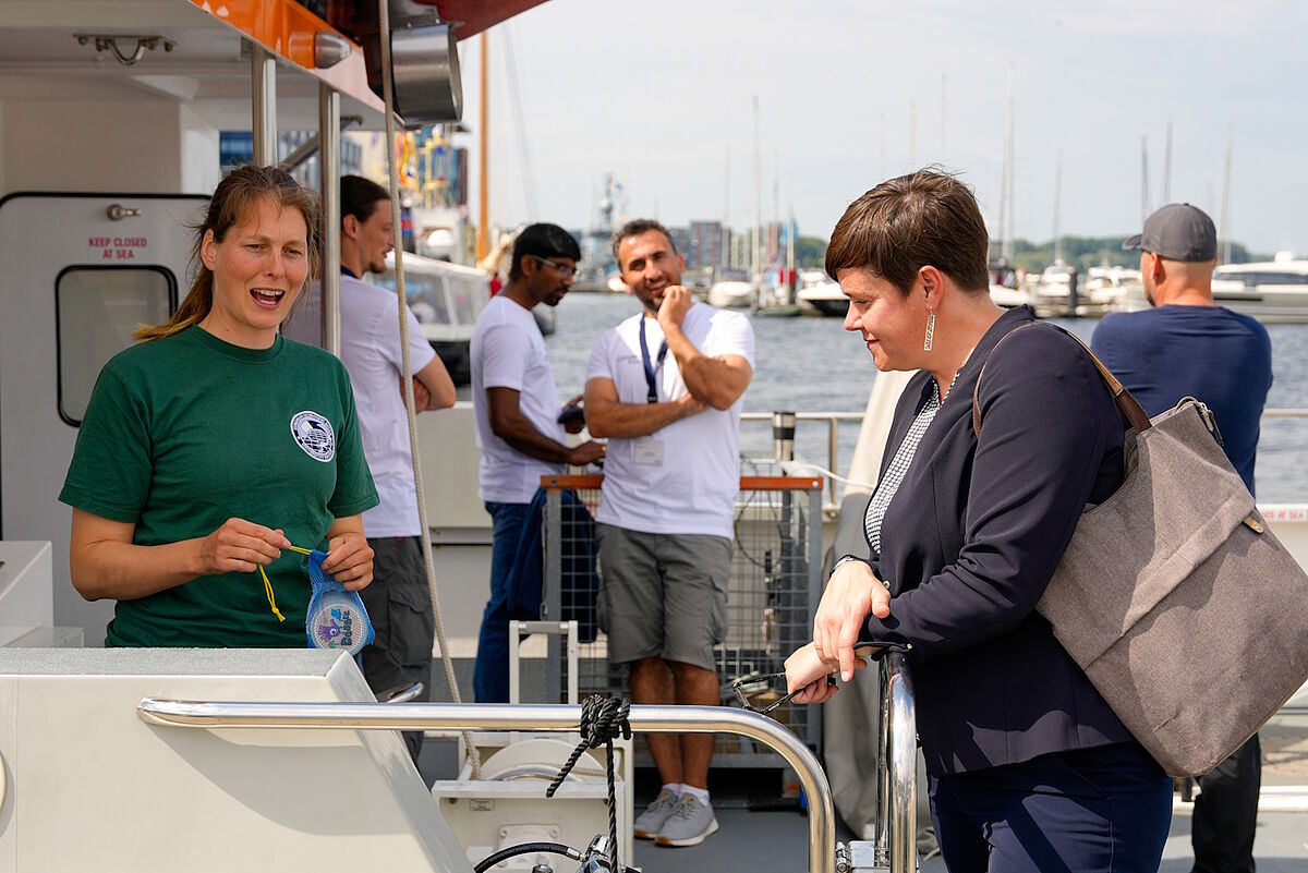 Ober- bürgermeisterin Eva-Maria Kröger zu Besuch auf der Science@Sail